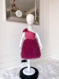 เดรสราตรีสั้นสีชมพูบานเย็น ดีเทลไหล่เดียวตกแต่งโบว์ กระโปรงฟูน่ารัก