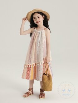 เดรสแขนกุดผ้าพิมพ์ลายสไตล์โบฮีเมียนหลากสี แต่งผ้าลูกไม้สีครีมด้านบน