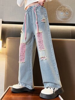 กางเกงยีนส์สีฟ้าอ่อน ตรงที่ขาดรุ่ยสีชมพู