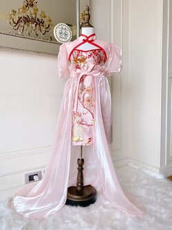 เดรสกี่เพ้าสีชมพู เซต 3 ชิ้น เดรสลายจีนสายเดี่ยวมาพร้อมเสื้อครอบแขนสั้นและผ้าคลุมผูกเอว ผ้าไหมแก้วเหลือบ