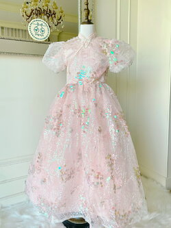 เดรสราตรียาวกี่เพ้าสีชมพูอ่อนปักเลื่อม