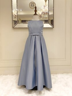 เดรสราตรียาวสีเทา แขนกุด ทรงเรียบหรูมินิมอล (งานไฮพรีเมี่ยม) ดีเทลประดับโบว์เล็กๆ ช่วงเอว