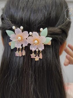 (No.191) ขายเป็นคู่ กิ๊ฟติดผมตรุษจีน ประดับหินสีชมพูอ่อนรูปดอกเหมย