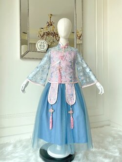 เซตเสื้อแขนยาวกี่เพ้าและกระโปรงยาวสีฟ้า ผ้าลูกไม้ฉลุสวยหวาน ดีเทลประดับพู่สีชมพูที่กระโปรง