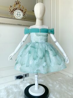 เดรสออกงานราตรีสั้นแขนกุด โทนฟ้าพาสเทลหวานๆ ผ้าลายดอกไม้สวยมาก ดีเทลแต่งผ้าทูลส์รอบไหล่