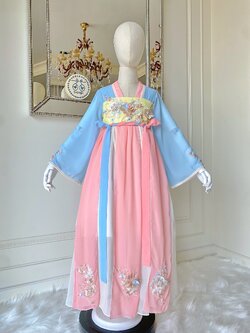 เดรสฮั่นฝูแขนยาวสีโทนพาสเทลสีพีชฟ้าครามและเหลืองสวยละมุนลงตัว ดีเทลตกแต่งดอกไม้ปักดิ้นทองและไข่มุกสวยเลอค่า