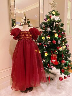 เดรสยาวสีแดงงานไฮพรีเมี่ยม แขนตุ๊กตาดีเทลปักเลื่อมช่วงอกหรูหรา ช่วงกระโปรง