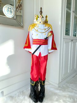 ชุดเจ้าชายรูปงามเสื้อขาวกางเกงสีแดง ครบเซต ผ้าคลุม/มงกุฏ/คฑา/รองเท้าบูตเทียม