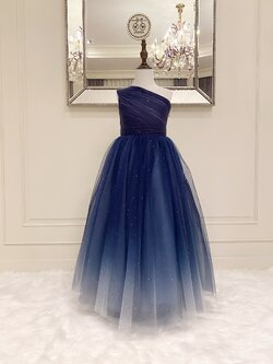 เดรสออกงานราตรียาวไหล่เดียวสีน้ำเงินกรมท่า (งานไฮพรีเมี่ยม) ดีเทลจับเดรปสวยๆ กระโปรงฟูบาน