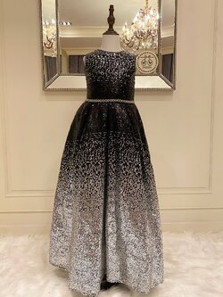 เดรสออกงานราตรียาวแขนกุดสีดำ (งานไฮพรีเมี่ยม) ดีเทลปักเลื่อมทั้งชุดไล่โทนเข้มอ่อน