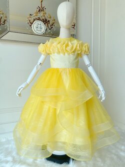 เดรสราตรียาวสีเหลืองพาสเทล แขนกุด ดีเทลจับเดรปรอบไหล่ประดับไข่มุกรอบเอว