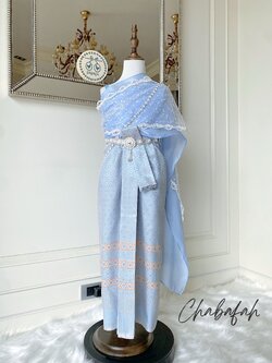 เดรสชุดไทยสไบเฉียง สีฟ้าพาสเทล แบรนด์ Chabafah พร้อมเครื่องประดับ 3 ชิ้น