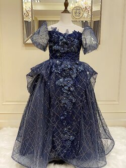 เดรสออกงานราตรียาวแขนตุ๊กตา สีน้ำเงินเข้มกรมท่า (งานไฮพรีเมี่ยม) ผ้าสวยแพงแบบทอลายสอดดิ้นในตัว ดีเทลงานปักอลังที่กลางชุด ทรงฟูบาน