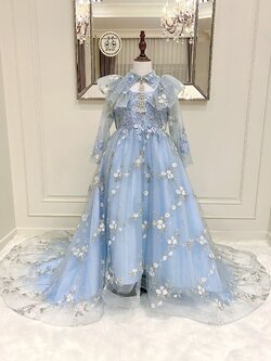 เดรสออกงานราตรียาวแขนยาว ผ้าลูกไม้สีฟ้าทอลายนูน ดีเทลคอปกเชิ้ตหรูหรา