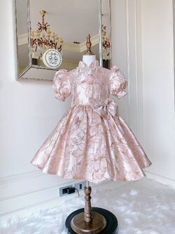 เดรสกี่เพ้าสีชมพูนู้ดเมทาลิคเหลือบทองแขนตุ๊กตา ผ้าทอลายสวยมากๆ ดีเทลปักไข่มุกและโบว์ช่วงเอว