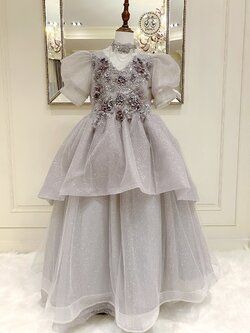 เดรสออกงานราตรียาวแขนตุ๊กตาสีเทาอ่อน ดีเทลกระโปรงจับเดรปแบบบอลลูน 2 ชั้น