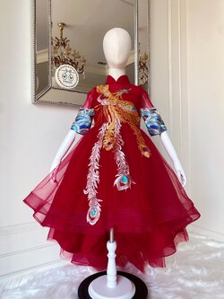 เดรสกี่เพ้าสีแดงแขนยาวหน้าสั้นหลังยาว ชุดทรงนี้ใส่แล้วสวยสง่ามาก ดีเทลงานปักหงส์ฟ้า