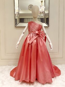 เดรสออกงานราตรียาวไหล่เดียวสีชมพูพีช (งานไฮพรีเมี่ยม) ดีเทลจับเดรปกระโปรงบานยาวแบบหางปลา