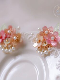 (No.189) ขายเป็นคู่ กิ๊ฟติดผมตรุษจีน ประดับหินสีชมพูอ่อนรูปดอกไม้เล็กๆ และไข่มุก