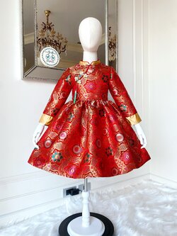 เดรสกี่เพ้าสีแดงแขนยาว ผ้าแพรทอลายจีนสุดหรูแบบราชนิกูลชั้นสูง ผ้าสวยมากจริงๆ ดีเทลประดับหยกและพู่สีเขียว