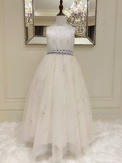 เดรสออกงานราตรียาวสีขาวครีม (งานไฮพรีเมี่ยม) ดีเทลปักไข่มุกบนตัวชุดด้านบน เอวแต่งลูกไม้