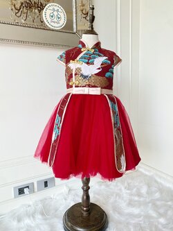 เดรสกี่เพ้าสีแดงแขนล้ำผ้าพิมพ์ลายนกกระเรียนขาว