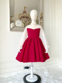 เดรสราตรีสั้นแขนยาวสีแดง ช่วงไหล่ซีทรูตัดกับสีขาวครีม