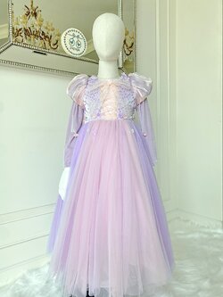 ชุดเจ้าหญิงราพันเซล บนตัวชุดประดับดอกไม้น่ารัก