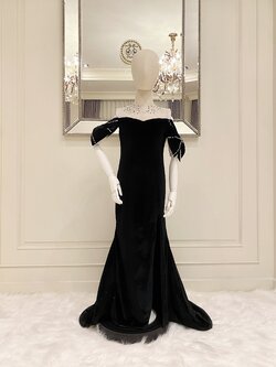 เดรสราตรียาวหางปลาสีดำแขนกุด ดีเทลประดับโบว์ที่ต้นแขน 2 ด้าน