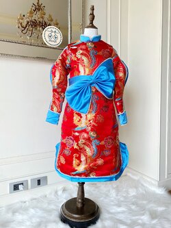 เดรสกี่เพ้าประยุุกต์แขนยาวสีแดง งานไฮพรีเมี่ยม ผ้าสวยมากๆ ดีเทลโบว์สีฟ้าแต่งไข่มุกรอบอันโตที่ช่วงเอว