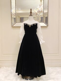 เดรสออกงานราตรียาวแขนยาว สีดำตัดขาวช่วงบน ปักเพชรหนามเตยกลางอก