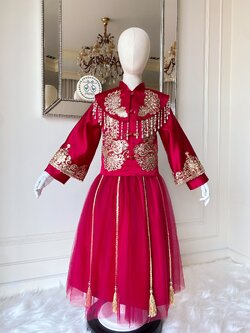 เซตเสื้อแขนยาวกี่เพ้าและกระโปรงยาวสีแดงสไตล์ราชนิกูลชั้นสุง ลายปักดิ้นทองสวยอลัง ดีเทลปกแต่งไข่มุกระย้าหรูหรา