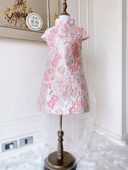 เดรสกี่เพ้าสีชมพูอ่อนแขนสั้น ผ้าสวยมากประดับผ้าลูกไม้สวยและเพชรรีดวิ้งๆ มาพร้อมผ้าคลุมด้านหลังเพิ่มความอลังถอดออกได้