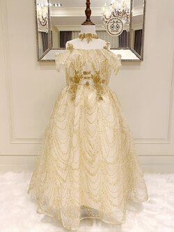 เดรสออกงานราตรียาวแขนกุดแต่งระบายรอบไหล่สีเบจทอง ปักเลื่อมวิ้งๆ หรูหรา