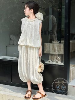 เซตเสื้อแขนกุดสีขาวครีมพร้อมกางเกงทรงฮาเล็ม