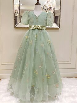 เดรสออกงานราตรียาวแขนตุ๊กตา สีเขียวพาสเทล ปักลายดอกไม้นานาพรรณหลากสี ดีเทลประดับโบว์ที่ช่วงเอว