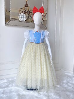 ชุดเจ้าหญิงสโนว์ไวท์ โทนสีละมุนพาสเทล น่ารักมากๆ มาพร้อมที่คาดผมโบว์สีแดง