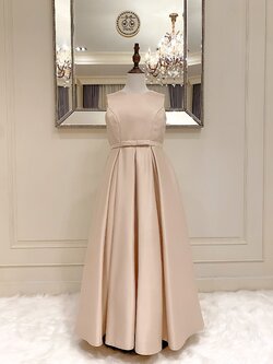 เดรสราตรียาวสีแชมเปญ แขนกุด ทรงเรียบหรูมินิมอล (งานไฮพรีเมี่ยม) ดีเทลประดับโบว์เล็กๆ ช่วงเอว