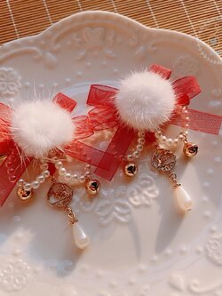 (No.205) ขายเป็นคู่ กิ๊ฟติดผมตรุษจีน ประดับโบว์แก้วสีแดงและปอมปอม ห้อยระย้าด้วยไข่มุกรูปหยดน้ำ