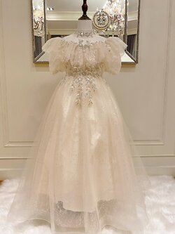 เดรสออกงานราตรียาวแขนยาวสี่ส่วน สีครีมผู้ดีสุดๆ กระโปรงปักเลื่อมโปรยปรายวิ้งๆ ดีเทลปักลูกไม้และเลื่อมที่กลางอก