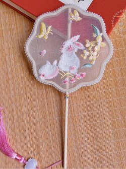 (No.197) พัดจีนถือเป็นพร๊อพปักฉลุลายกระต่ายและดอก Osmanthus บนผ้าแก้ว ประดับพู่