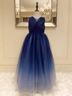 เดรสออกงานราตรียาวแขนกุดสีน้ำเงินคอวี ย้อมไล่สีโทนเข้มอ่อน (งานไฮพรีเมี่ยม) ผ้าโปร่งพิมพ์ลายวิ้งๆ