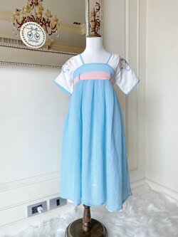 ชุด Hanfu ทูโทนสีฟ้าอ่อนสีขาวแขนสั้น ปักลายดอกไม้บนหัวไหล่