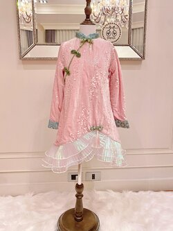 เดรสกี่เพ้าแขนยาวงานไฮพรีเมี่ยม สีชมพูตัดกับเขียวพาสเทล ปักเลื่อมทั้งชุด หรูมากๆ ซับในบุกำมะหยี่เกาหลี