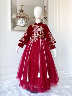 เดรสกี่เพ้ายาวสีแดงเลือกนกแขนกระดิ่งไข่มุกรอบ ปักลายวิหคและบุปผา ดีเทลประดับพู่และเชือกสีทองสไตล์จีนโบราณ