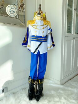 ชุดเจ้าชายรูปงามเสื้อขาวกางเกงสีน้ำเงิน ครบเซต ผ้าคลุม/มงกุฏ/คฑา/รองเท้าบูตเทียม