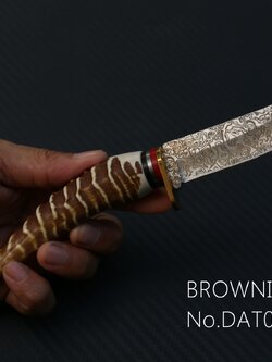 มีดเดินป่า Browning No.DAT068 ใบมีดลายสวยงาม ด้ามเขากวางจำลอง พร้อมซองไนลอน