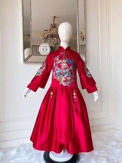 เซตเสื้อแขนยาวกี่เพ้าและกระโปรงยาวสีแดง ลายปักโทนฟ้าชมพูที่กลางอกและแขน ดีเทลประดับช่อระย้าไข่มุกหรูหราที่กระดุมจีนกลางอก