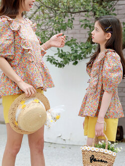 เซตเสื้อลายดอกโทนส้มพร้อมขาสั้นสีเหลือง