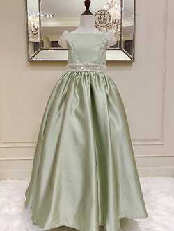 เดรสออกงานราตรียาวแขนล้ำ สีเขียวพาสเทล (งานไฮพรีเมี่ยม) ดีเทลปักเพชรหนามเตยและอัญมณีที่ช่วงเอวและตันแขน